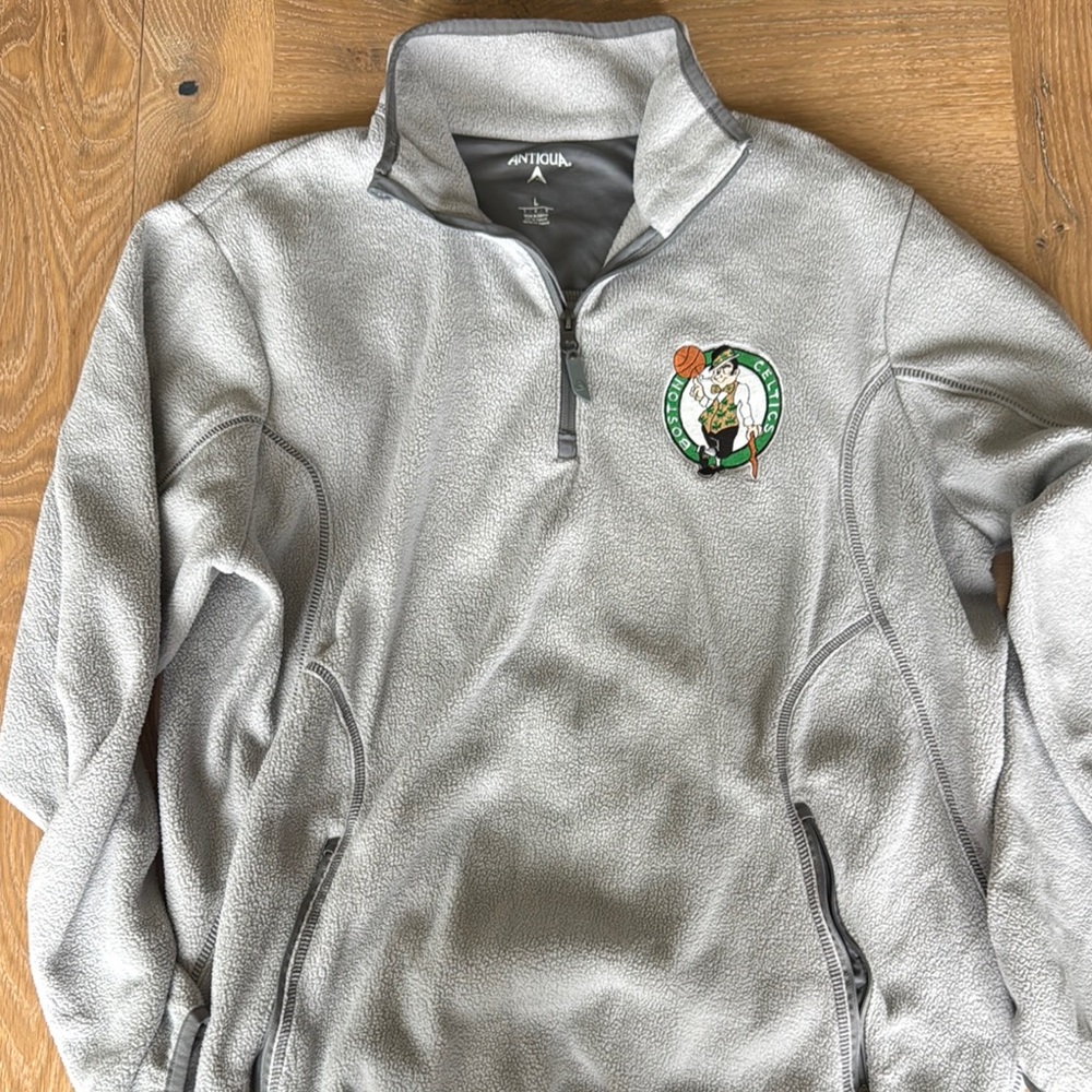 Antigua Gray Men's Celtics fleece pullover